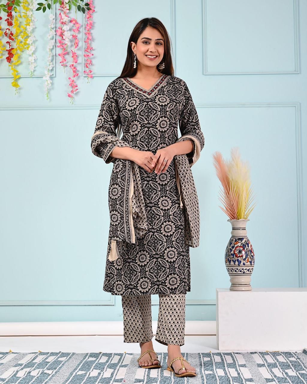 Kurta Set with Dupatta (black)